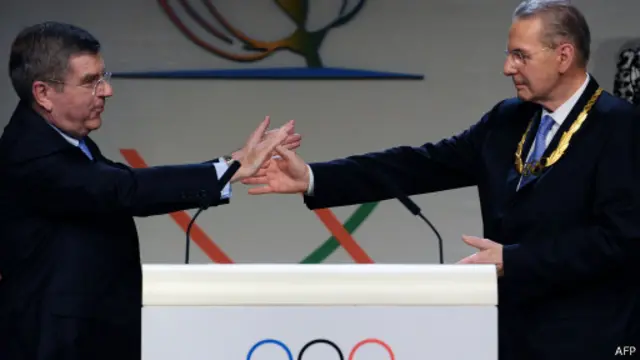 توماس باخ (سمت چپ)، ریاست کمیته بین‌المللی المپیک را از ژاک روخه (سمت راست) تحویل گرفت