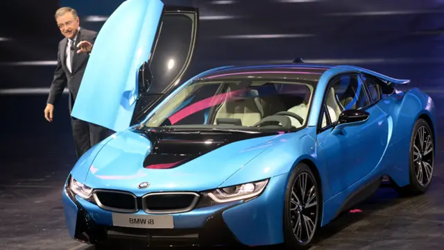 نوربرت رايتهوفر، رئيس مجلس ادارة بي ام دبليو، يقدم سيارة i8 للصحفيين في فرانكفورت.