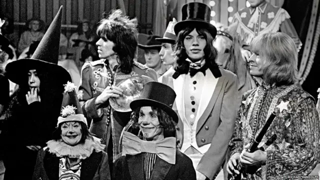 Mostra traz fotos raras de 'circo de rock' dos Stones - BBC News Brasil