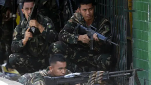 پوځ وايي په نښتو کې څه د پاسه ٥٠ کسان وژل شوي او شاوخوا شپېته زره نور بې ځايه شوي دي