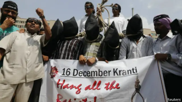 法庭外示威民众