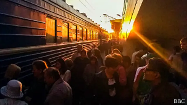 Поезд и пассажиры на платформе в Белоруссии