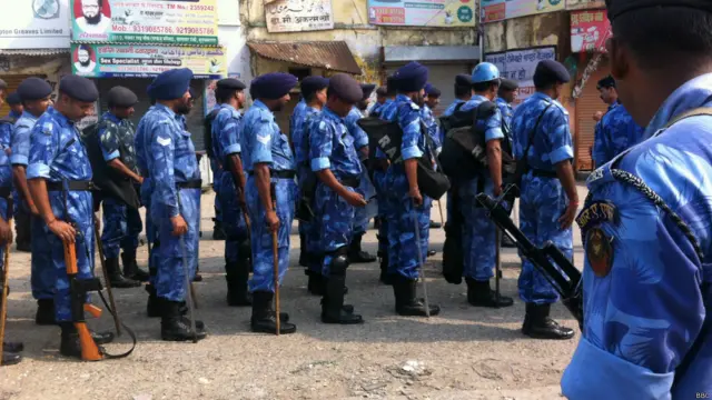 اس علاقے میں فرقہ وارانہ فسادات بھڑک اٹھنے کے بعد سے انتظامیہ نے اپنی نگرانی سخت کر دی ہے اور وہاں ہر جانب پولیس کی گاڑیاں دیکھی جا سکتی ہیں