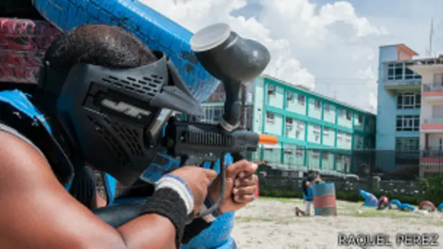 El Paintball cuesta US$5 por persona y está causando sensación. Para poder entrar al país “el armamento” les costó largos trámites con la policía. 