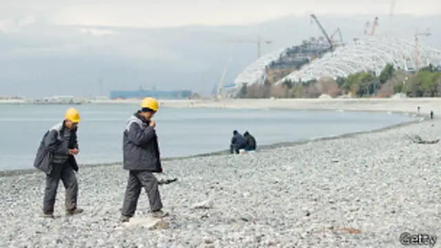 рабочие в Сочи