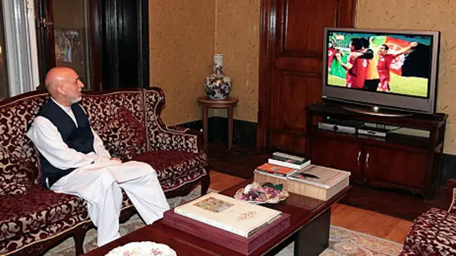 حامدکرزی در حال تماشای مسابقه امروز فوتبال میان افغانستان و هند در کاخ ریاست جمهوری افغانستان