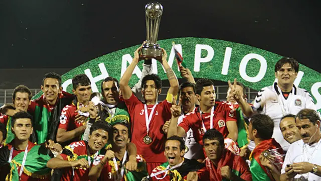 یوسف کارگر مربی و اسلام الدین امیری کاپتان افغانستان در پایان بازی امروز جام قهرمانی را در مراسم ویژه تحویل گرفتند