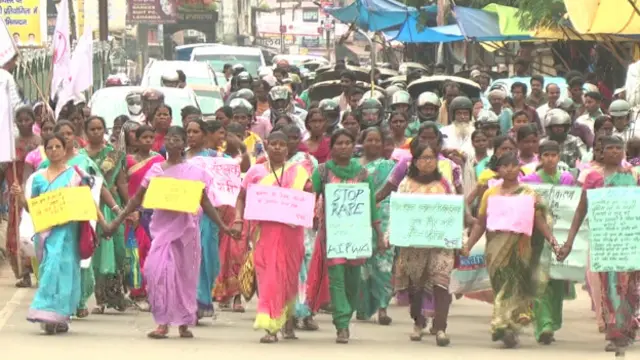 झारखंड में महिलाओं के विरुद्ध हिंसा का विरोध करते प्रदर्शनकारी