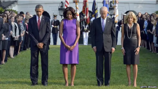 अमरीकी राष्ट्रपति बराक ओबामा, प्रथम महिला मिशेल ओबामा, उप राष्ट्रपति जे बिडेन और जिल बिडेन व्हाइट हाउस के साउथ लॉन में मौन श्रद्धांजलि देते हुए.