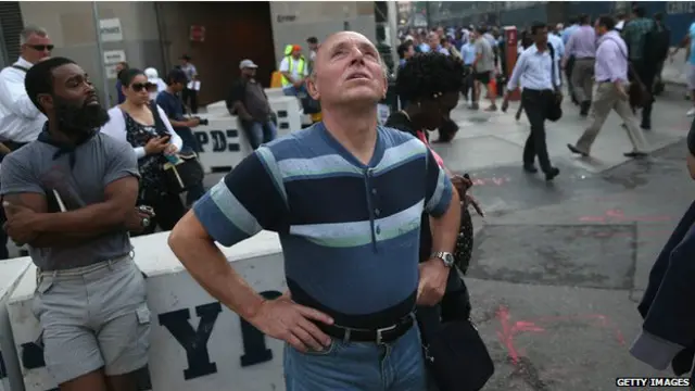 एक व्यक्ति वर्ल्ड ट्रेड सेंटर की नई बिल्डिंग को देखता हुआ.