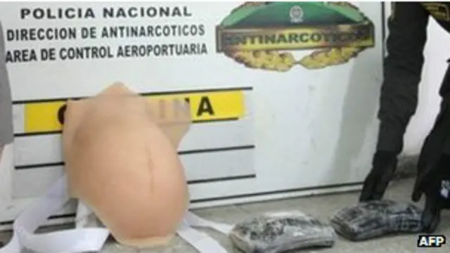 महिला के नकली पेट से दो किलो कोकीन जब्त की गई. 