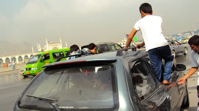 د جنوبي اسیا د فوټبال په سیالیو کې د افغانستان د فوټبال ملي لوبډلې له بریا وروسته بې شمېره کسان د کابل سړکونو ته راووتل، چې د هر عمر کسان په کې شامل وو.