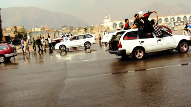 له تېرې شپې راهیسې د کابل په سړکونو او لارو کوڅو کې بې شمېره کسانو د فوټبال ملي لوبډلې د بریا په اړه خوشي څرګندوله.