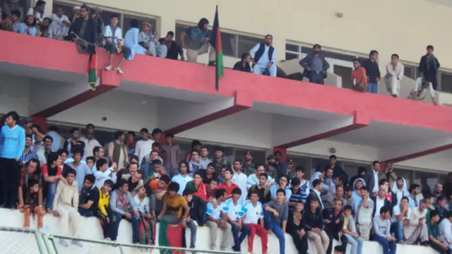 د افغانستان د فوټبال ملي لوبډلې له رسېدو مخکې زرګونه کسان په لوبغالي کې منتظر وو.