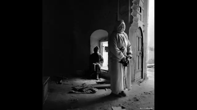 يتضمن المعرض الذي يستمر حتى الخامس والعشرين من اكتوبر / تشرين الاول اعمال الفنانين ايتو بارادا وهشام بنوحود وكارول بينيتا وداود ولد سيد وحسن حجاج وهشام غرداف ولمياء ناجي وليلى سادل وعلي شريبي وياسمين بوزيان.