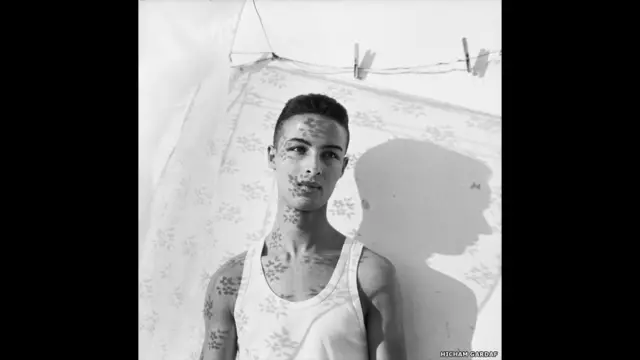 وسيتناول المعرض، اضافة لاعمال المصورين المعروفين، اعمال جيل جديد من المصورين مثل هشام قرداف صاحب "يوميات طنجة."