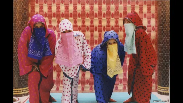 حسن حجاج الذي ولد في المغرب عام 1961 غادر بلاده الى لندن في سن مبكرة. تجمع اعمال حجاج العناصر المرئية لفن تصوير الازياء المعاصر مع فن البوب.