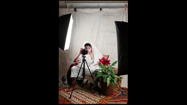 تعتبر الصورة الذاتية التي التقطتها الفنانة ياسمينا بوزيان العلامة المميزة لفنها. يقول الناقد ديفيد بروشاسكا "بدل الصورة النمطية التي يلتقطها المصورون الغربيون الذكور للمرأة العربية في محيط شرقي، تقوم امرأة عربية في هذه الصورة بتصويب الكاميرا الى المشاهد الغربي."