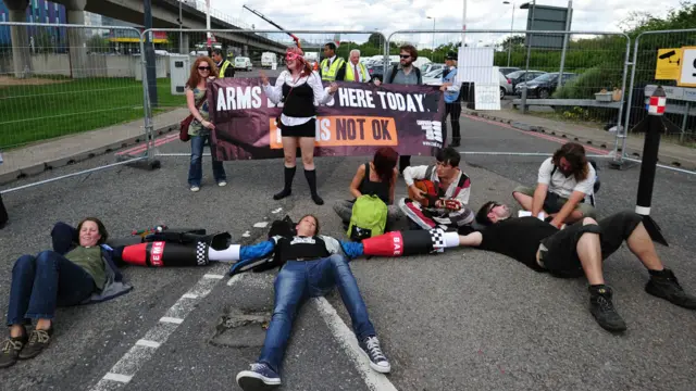 示威人士阻挡道路