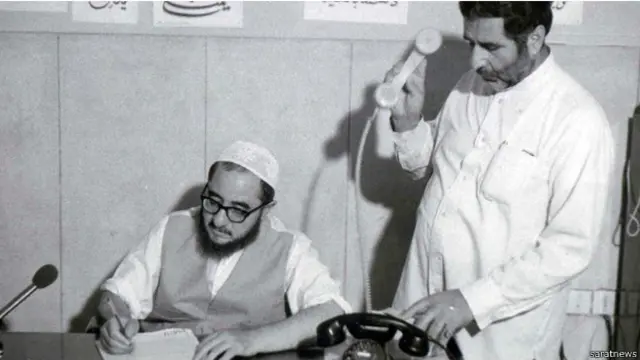 هیچ مدرکی ارائه نشد. همه‌اش حدس و گمان بود. پس از نزدیک به ۳۰ دقیقه، خلخالی یازده مرد را مفسدفی‌الارض اعلام کرد. متهمین را با چشمان بسته در مقابل کارگران فرودگاه از سالن آنجا، که محل زندان شده بود، به محوطه فرودگاه بردند..."