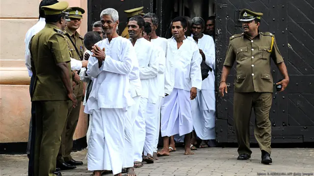 බරපතල අපරාධ සහ ස්ත්‍රී දූෂණ සම්බන්ධයෙන් වැරදි කරුවන් වී දඬුවම් විදින සිරකරුවන්ට ජනාධිපති සමාව හිමි වී නැති බවයි බන්ධනාගාර දෙපාර්තුමේන්තුව පවසන්නේ. 