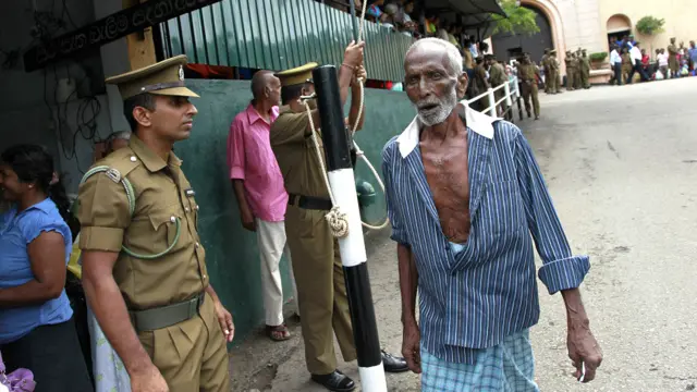 ශ්‍රී ලංකාවේ බන්ධනාගාර වල ඔරොත්තු නොදෙන තරම් සිරකරුවන් රඳවා ඇතැයි බන්ධනාගාර කොමසාරිස් චන්ද්‍රරත්න පල්ලේගම මෑතකදී ප්‍රකාශ කළේය. 