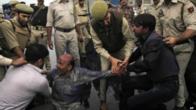 فائرنگ کے بعد مقامی افراد پولیس کیمپ کو وہاں سے ہٹانے کا مطالبہ کر رہے ہیں