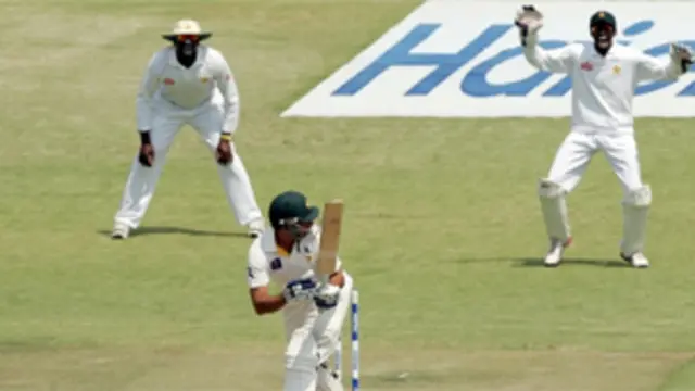 پاکستان کی جانب سے دوسری اننگز میں راحت علی اور عبدالرحمان نے دو دو کھلاڑیوں کو آؤٹ کیا