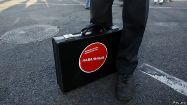 Чемоданчик с наклейкой "Навальный"