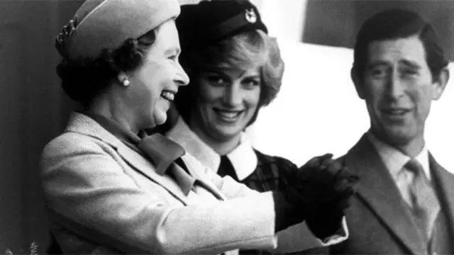 இளவரசி டயானா, இளவரசர் சார்லஸ் மற்றும் பிரிட்டிஷ் அரசி எலிசபத்துடன் ( பழைய படம்)