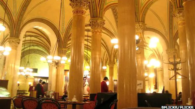 تروتسکی و هیتلر هر دو زیر طاقهای مجلل کافه سنترال قهوه مینوشیدند