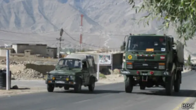 सरहदी इलाक़ा होने के कारण हर कदम पर सेना के ट्रेक और जवान दिख जाते हैं.