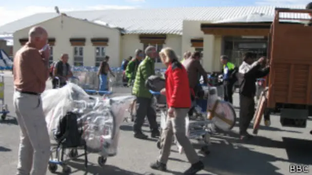 एक दिन के लद्दाख भ्रमण के दौरान भारत के कई हिस्सों से आए पर्यटक भी मिले.