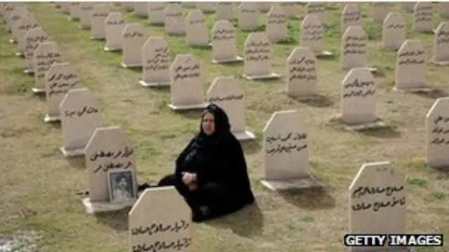 iraquiana em cemitério | Getty