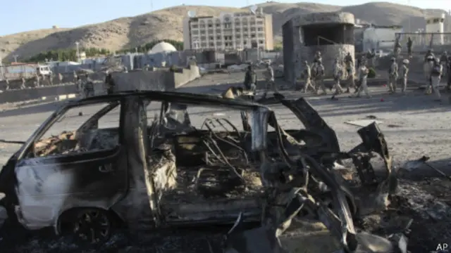 爆炸對領事館前門造成很大破壞（13/09/2103）