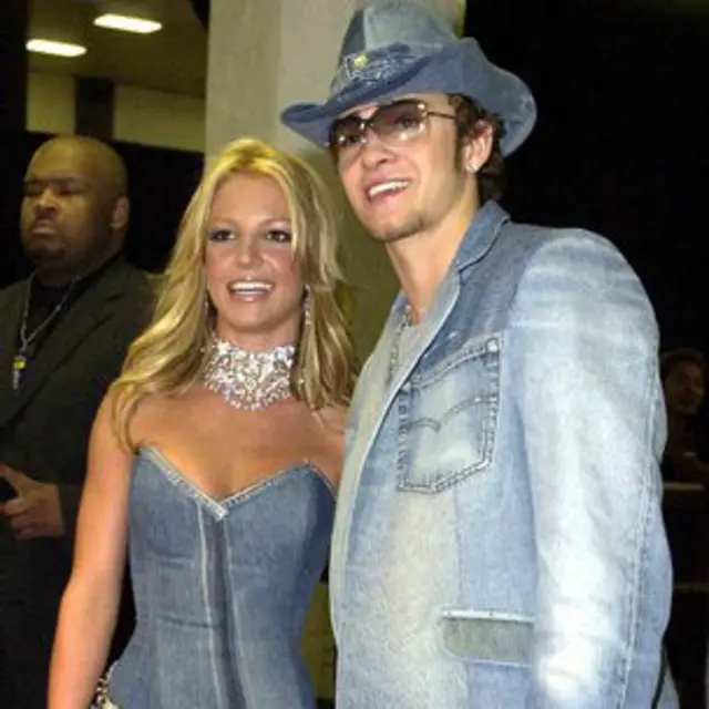 साल 2001 में ब्रिटनी स्पीयर्स और जस्टिन टिम्बरलेक के डबल डेनिम पोशाक में.