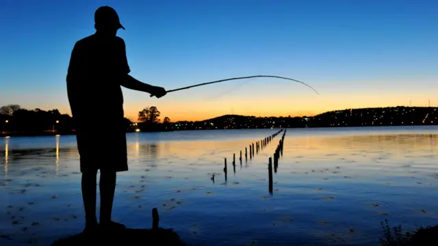 Ricardo Avelar Andrade enviou foto de um pescador tentando a sorte na lagoa Santa, Minas Gerais. 