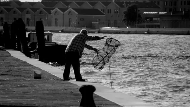 Em outra foto enviada por Nelson Garcia Perandréa, um pescador joga sua rede, em Veneza, Itália. 