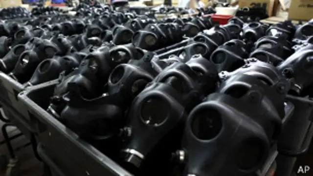 Máscaras antigás em fábrica de Israel