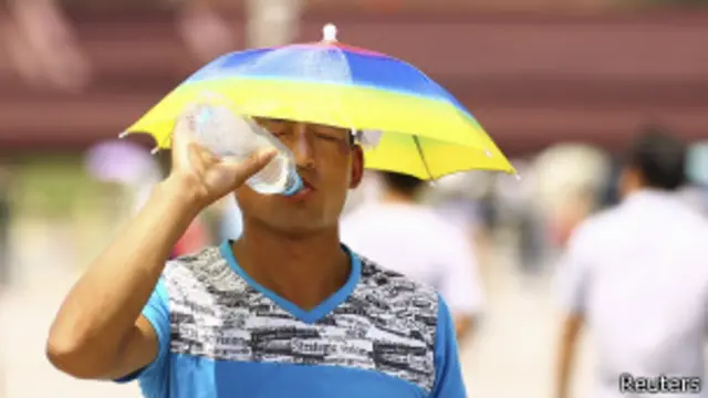 Hombre bebiendo agua en un día soleado