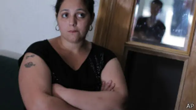 Mujer de brazos cruzados