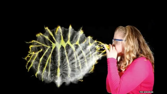 Foto: Over-Inflating a Balloon, 2011, by Ted Kinsman, Rochester, New York, USA