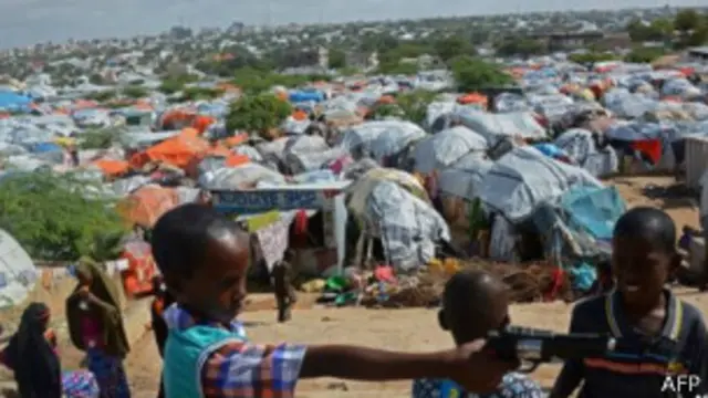 सोमालिया में पिछले दो दशकों से गृहयुद्ध जैसे हालात हैं, जिससे वहां की जनता को परेशानी का सामना करना पड़ रहा है.