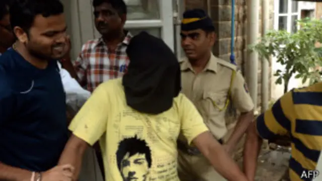 ورود یک متهم به دادگاه