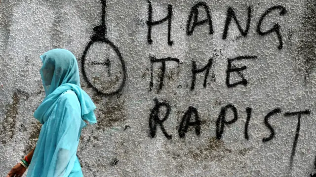 निर्भया बलात्कार के बाद प्रदर्शन में रंगी दिल्ली