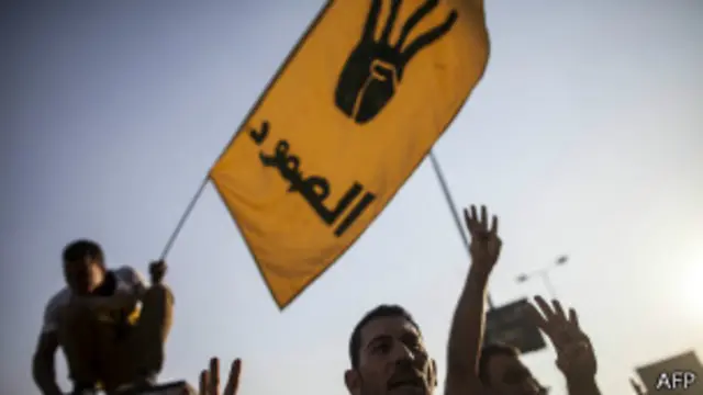 يطالب أنصار مرسي بعودته إلى سدة الحكم