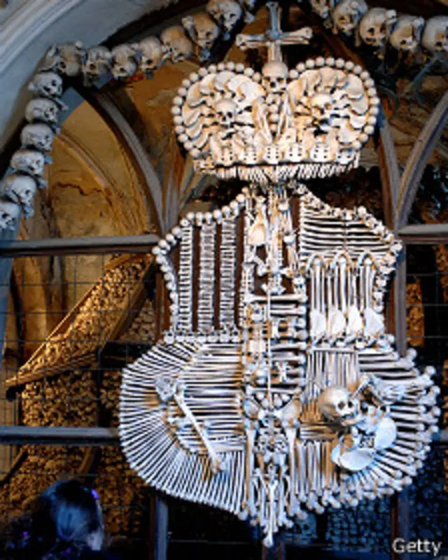 یکی از گوشه های «کلیسای استخوان» (Bone Church) در جمهوری چک.