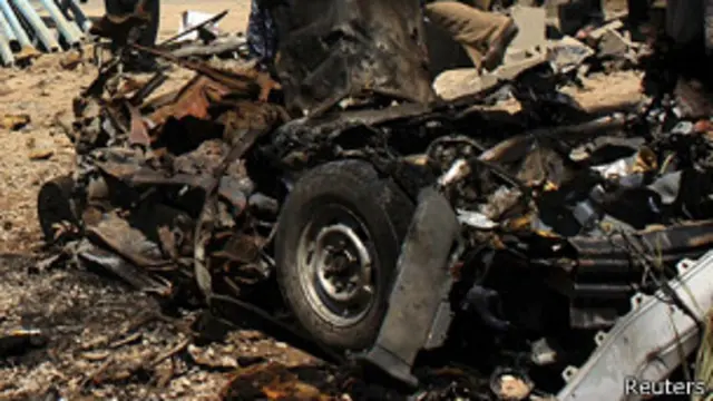 بم حملے میں تباہ ہونے والی گاڑی کا ملبہ