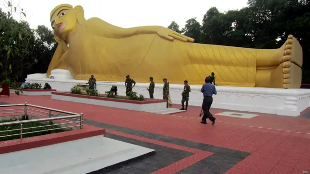 রামুর উত্তর মিঠাছড়িতে 'বিমুক্তি বিদর্শন ভাবনা বিহার'। প্রায় একশো ফুট লম্বা এই মূর্তিটি হামলায় সামান্য ক্ষতিগ্রস্থ হয়। সামনের চত্বরটি নতুন করে তৈরি করা হয়েছে।