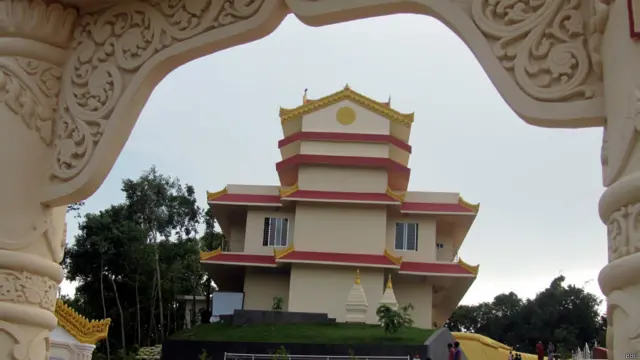 গত বছরের ২৯শে সেপ্টেম্বর বাংলাদেশের কক্সবাজার জেলার রামুতে সাম্প্রদায়িক হামলায় ধ্বংস এবং ক্ষতিগ্রস্থ হয়েছিল ১৯টি বৌদ্ধ মন্দির। ফেসবুকে নবী মোহাম্মদকে অবমাননা করা হয়েছে, এমন এক গুজবের পর বৌদ্ধ বসতিতে হামলা চালায় মুসলিমরা। ক্ষতিগ্রস্থ মন্দিরগুলো পুর্ননির্মাণ এবং সংস্কারের পর সম্প্রতি উদ্বোধন করা হয়েছে।